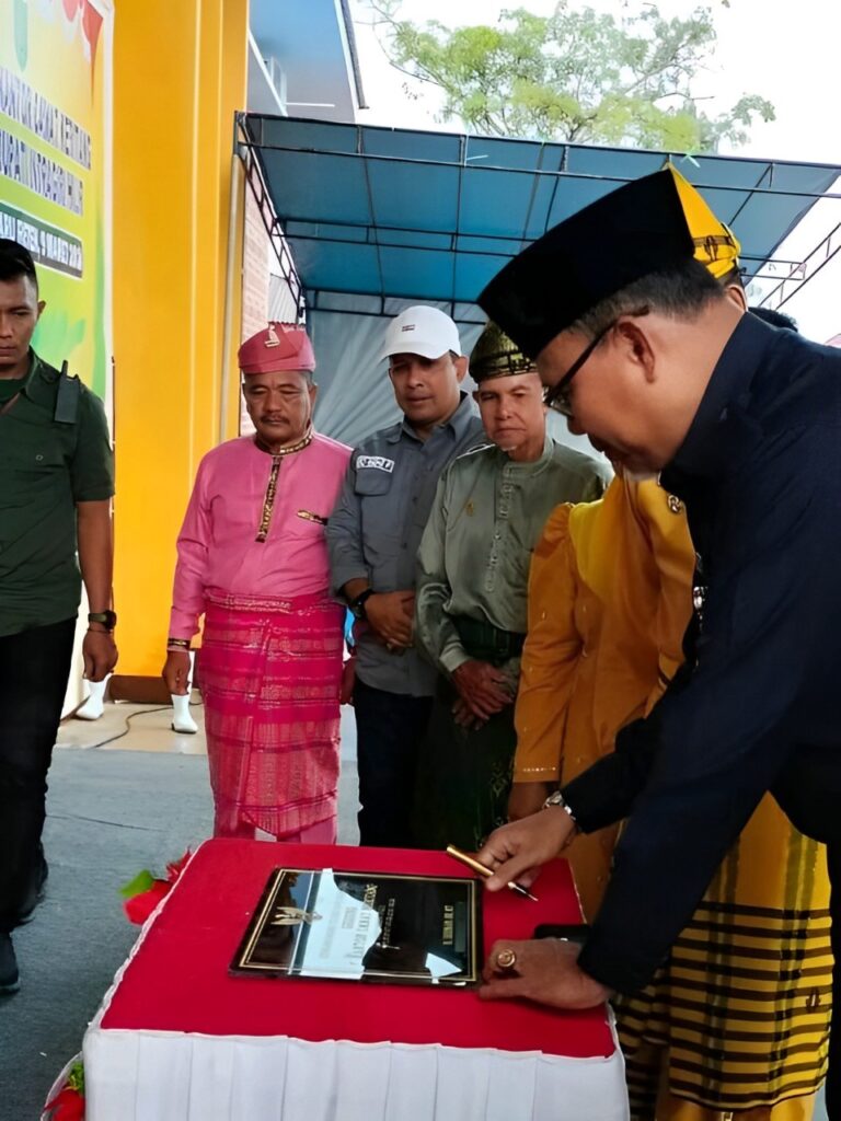 Penandatangan peresmian kantor camat keritang