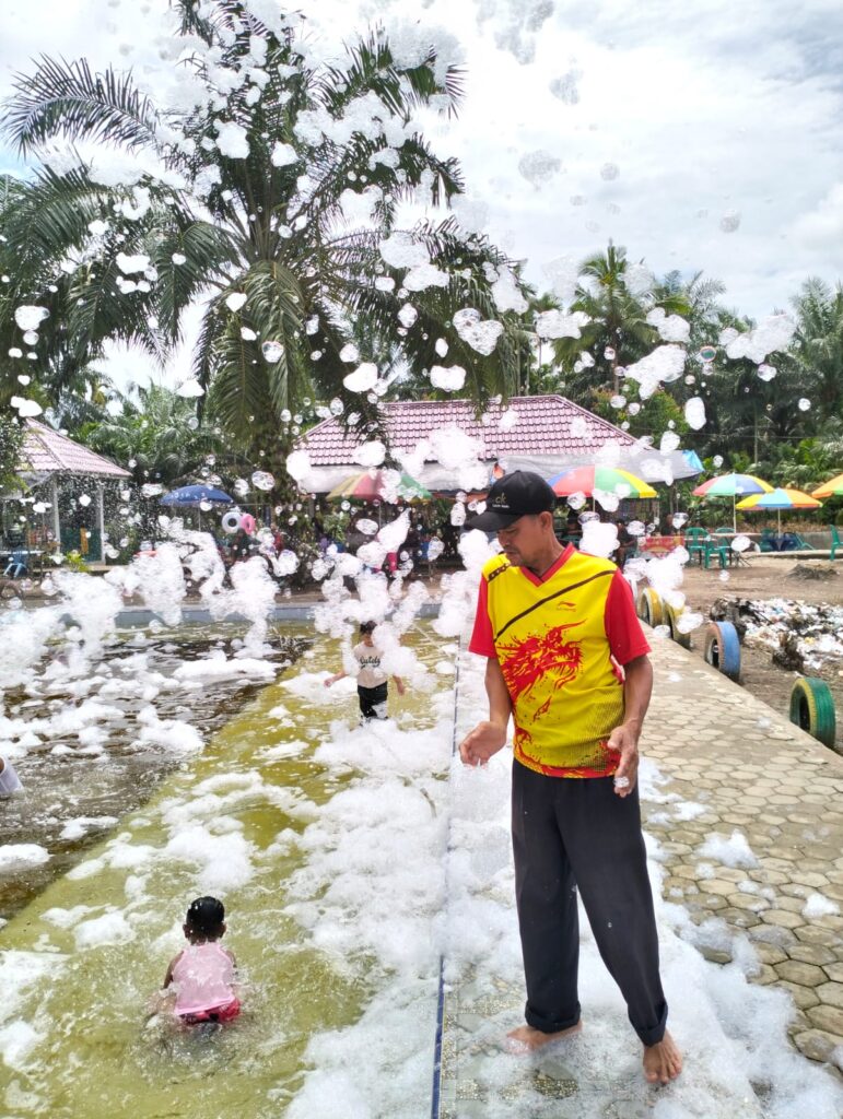 Temukan Kolam Renang Tuah Berlayar: Keseruan Keluarga di Desa Danau Pulai Indah