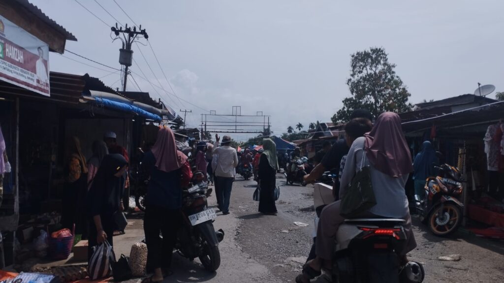 Keramaian pasar sungai gergaji