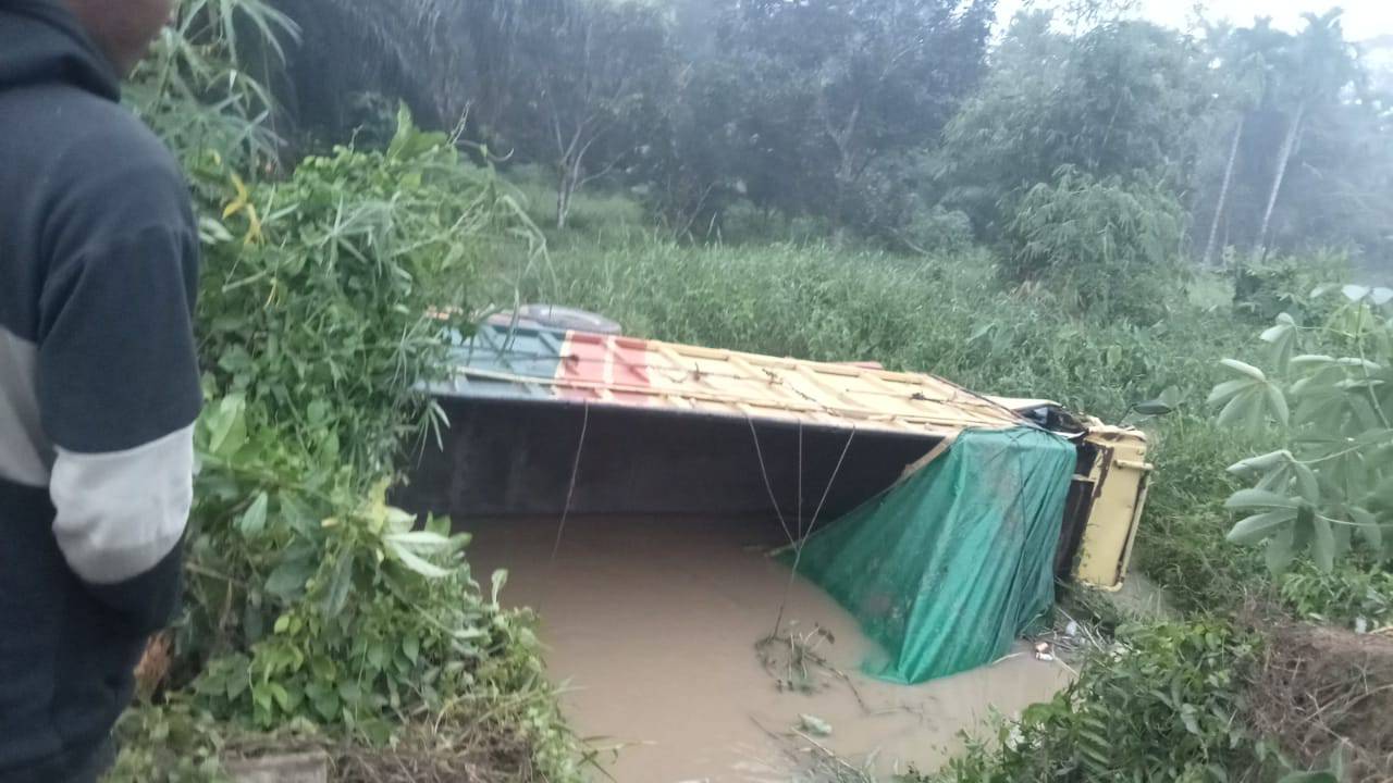 Mobil Terjun di Kuala Keritang